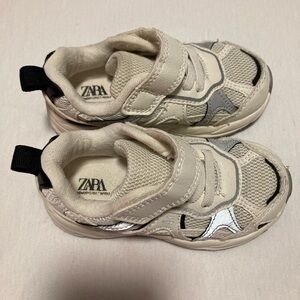 Toddler Zara sneakers in size 22
